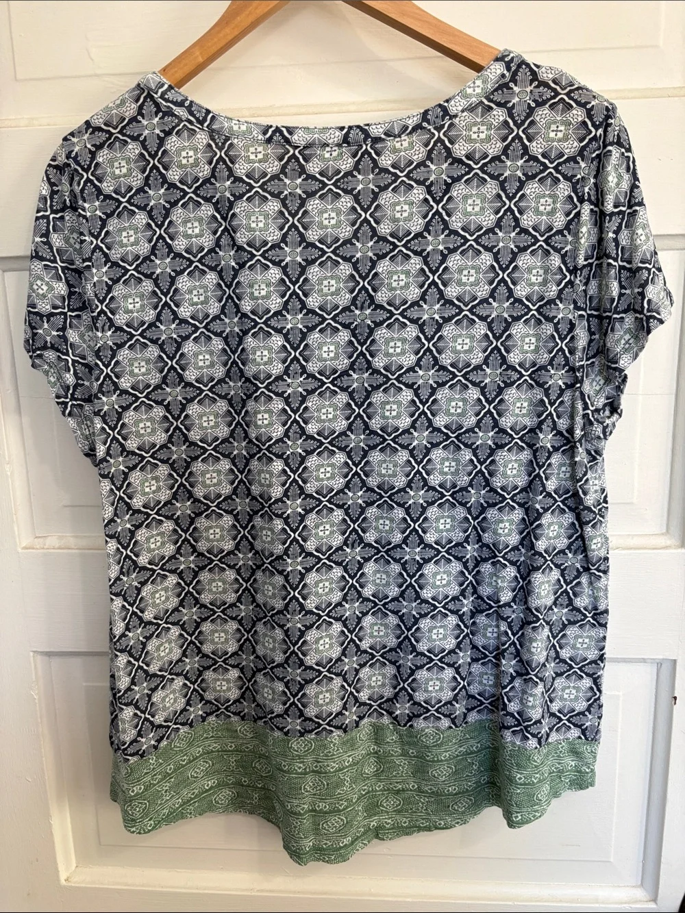 Lucky Brand - Green & Navy Patterned V-Neck Top size XL - Picture 3 of 6